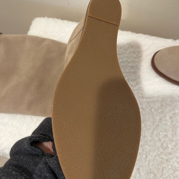 Johnston & Murphy Tan Suede platform Boots.  Fur lined; never worn. - Picture 5 of 8